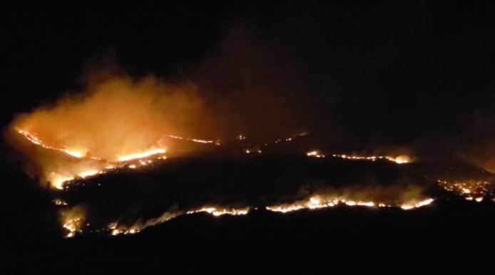 Flakët pushtojnë kodrat në Gjirokastër, zjarri drejt zonës së banuar