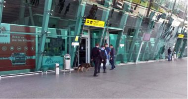 Undeclared money was seized at Rinas airport by two passengers coming from Britain