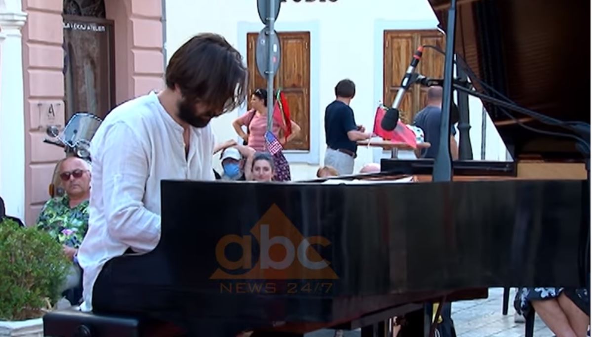 Pianisti i njohur koncert “si një përqafim” në rrugët e Shkodrës me masa anti-Covid