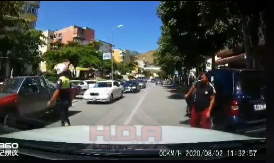 VIDEO/ Çudia, policia detyron prindin të nxjerrë fëmijën nga bagazhi në Pogradec