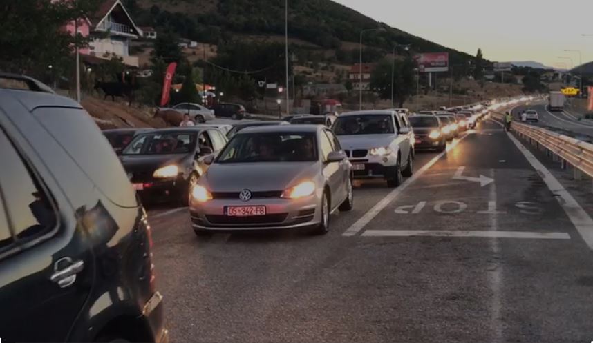 Matja e temperaturës në doganë shkakton radhë të gjatë automjetesh në aksin Kukës-Morinë