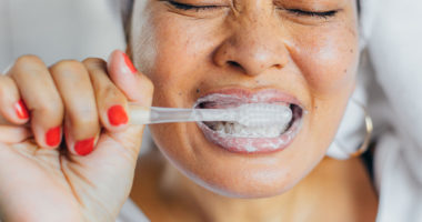 Kujdes! Pse nuk duhet t’i lani dhëmbët menjëherë pas ushqimit