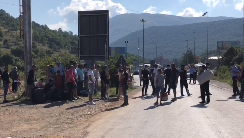 Policia: Plotësohet kuota në Kapshticë, pala greke ka pezulluar punën! Tensione në kufi