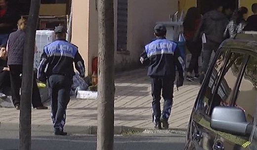 Të shtëna me armë në Fier: Plagoset 50-vjeçari, autorët largohen e djegin makinën