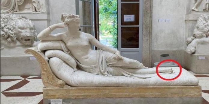Për një selfie, turisti dëmton statujën antike dhe rrezikon 5 vite burg