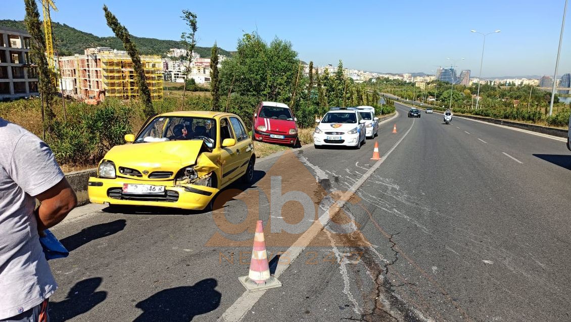 Përplasen dy makina në aksin Tiranë-Elbasan