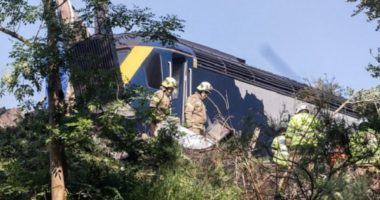 Treni del nga shinat në Skoci, humbin jetën disa persona