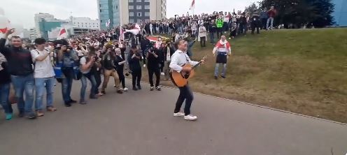 VIDEO/ E “çmendur” por e mrekullueshme, bjellorusët protestojnë me kitare përballë policisë