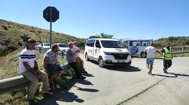 Pala greke mbylli sportelet, mbi 50 qytetarë bllokohen nga policia në fshatin Kapshticë