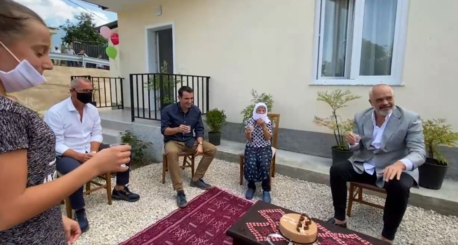 ‘’Shtëpia e parë e Rindërtimit’’, Rama i dorëzon çelësat familjes në Farkë