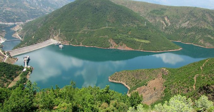 Moti i thatë ia vështirëson punën KESH-it, bie ndjeshëm niveli i ujit në liqenin e Fierzës