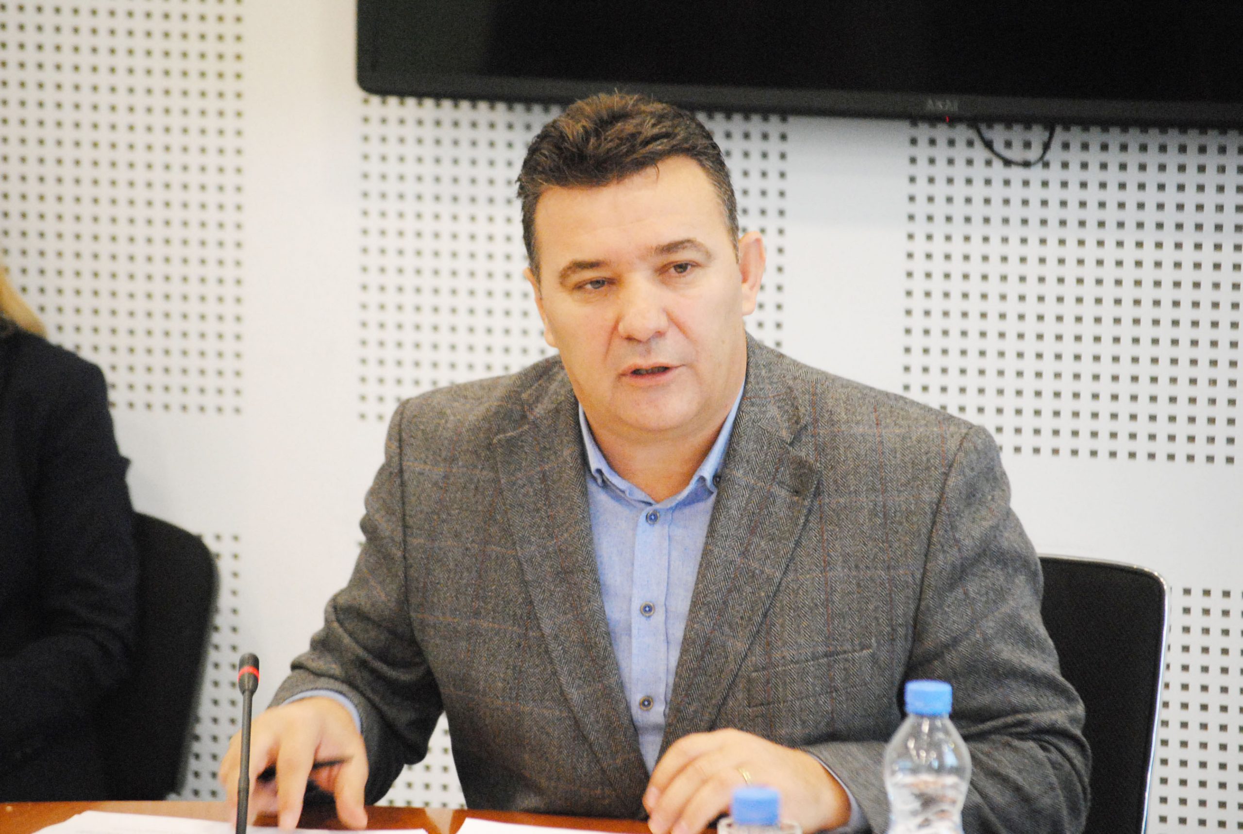 Policia merr në pyetje deputetin e Kosovës, kërcënoi me jetë zyrtarin lokal