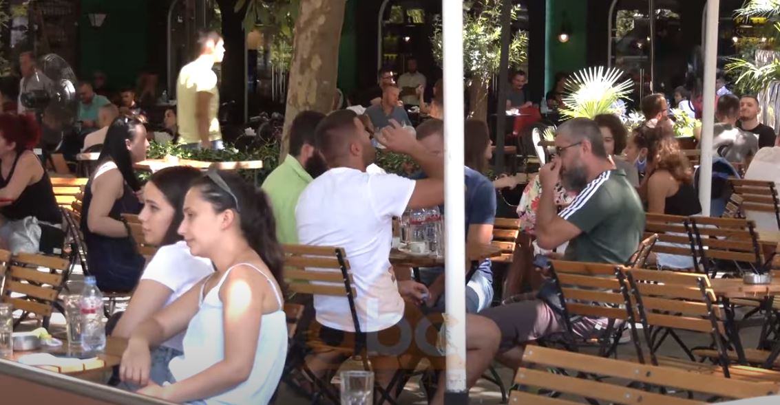 Rreth gjysma e të infektuarve me Covid janë në Tiranë, neglizhence ndaj maskës dhe respektimit të distancës