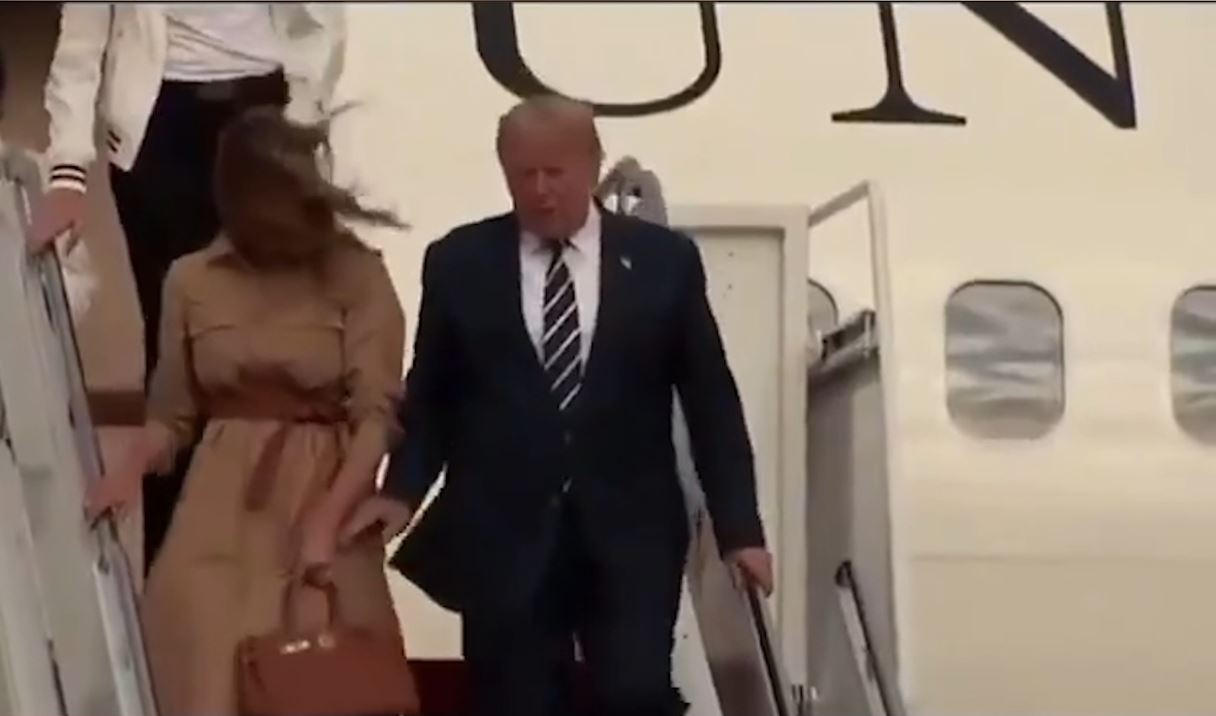 VIDEO/ Melania “e ftohtë” me Trump, refuzon t’i kapë dorën në daljen e fundit publike së bashku