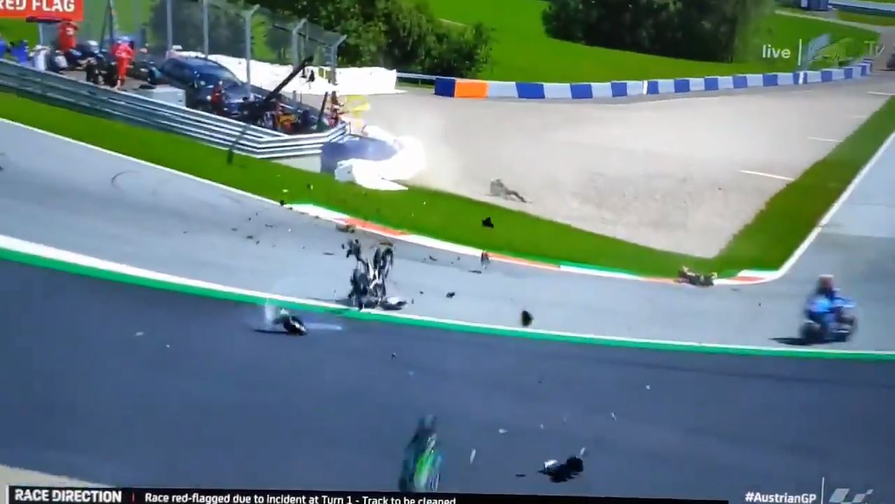 VIDEO/ Aksident i frikshëm në MotoGP, Vale Rossi shpëton për pak