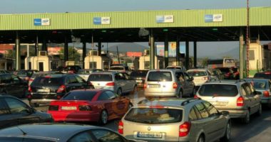 Radhë të gjata në Morinë, pushuesit nga Kosova drejt bregdetit shqiptar