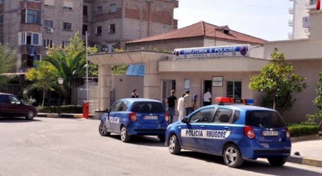 Konflikt me fqinjin, policia ndërhyn për t’i ndarë, vëllezërit në Himarë plagosin 3 nga blutë