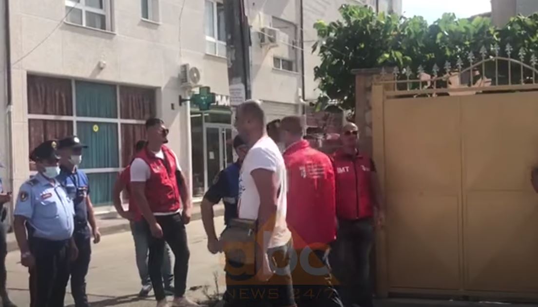 Shembja e banesave te “Vasil Shanto”, policia shoqëron pronarin që bëri rezistencë