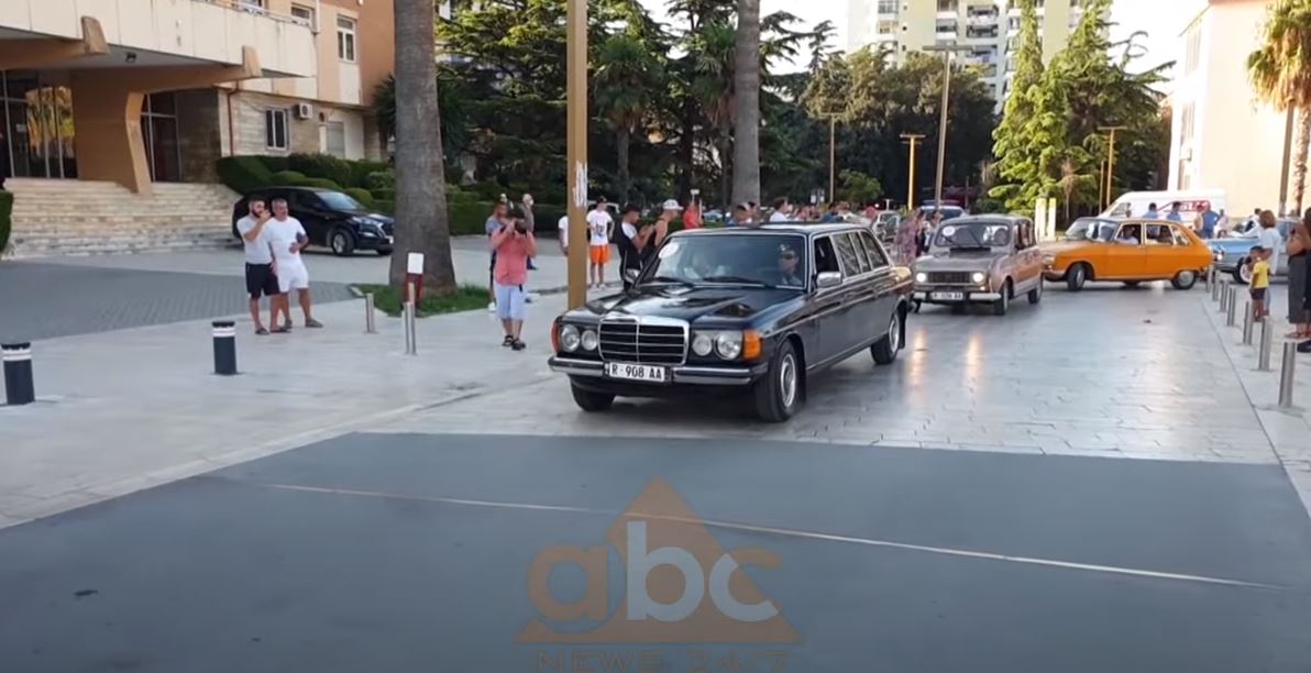 Makinat e historisë zbresin në Durrës, 40 mjete pjesë e koleksionit historik shqiptar xhiro në rrugët e qytetit