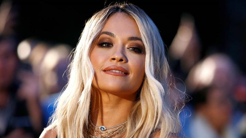 Rita Ora pozon gjysmë e zhveshur, e ëma i lë komentin epik