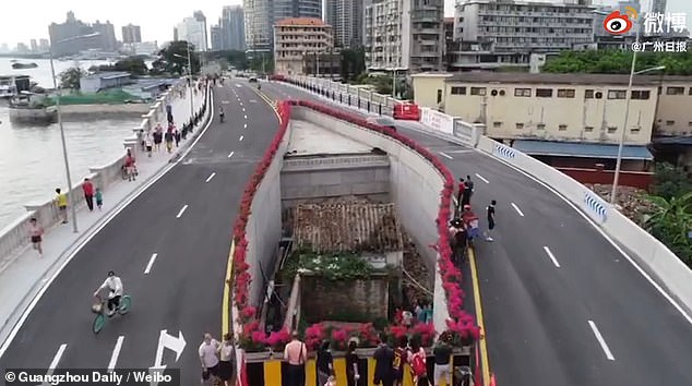 Shtëpia “ndan” autostradën, pronarja nuk pranoi shembjen