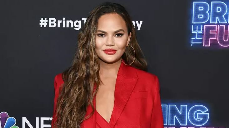 Chrissy Teigen zhvishet para pasqyrës, tregon rezultatin pas heqjes së implanteve në gjoks