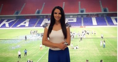 Moderatorja publikon foton e ëmbël me vajzën në festën e ditëlindjes