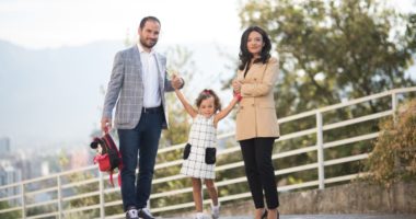 Spiropali me të shoqin shoqërojnë vajzën në ditën e parë të shkollës: Dija, rrugë e vështirë