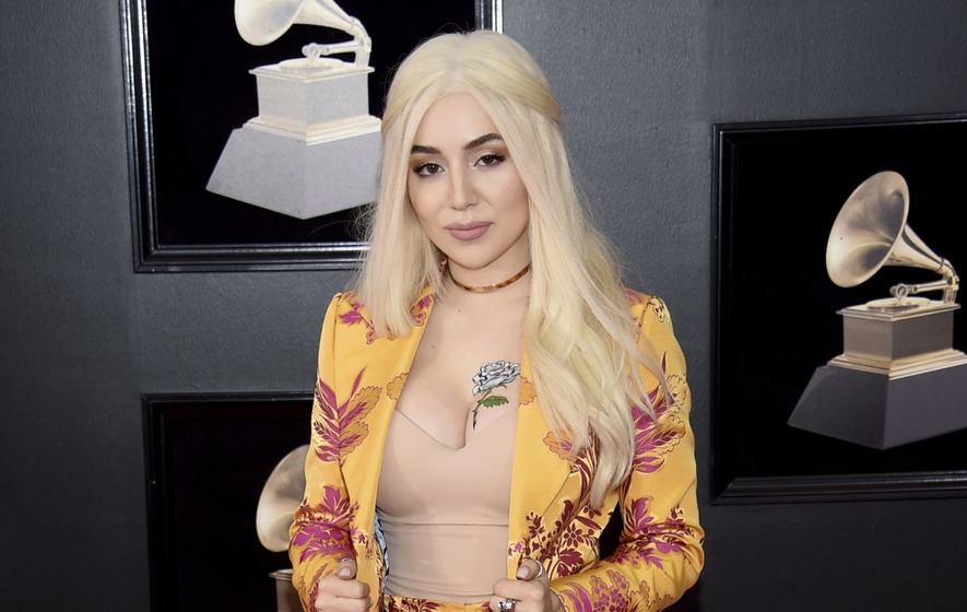 Alok ava max ayla. Ava Max Lady Gaga. Эйва Макс без парика. Ava Max косит под леди Гагу. Ava Max height.