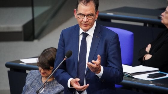 Ministri gjerman i zhvillimit tërhiqet nga politika pas kritikave për pritjen e emigrantëve