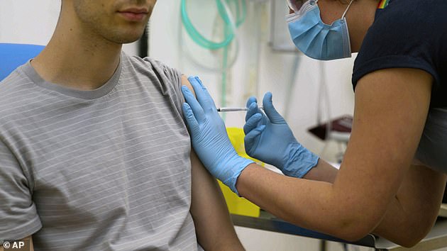 “Kisha ethe dhe temperaturë”. Flet djali që testoi vaksinën e Covid: Simptomat pezulluan testimet