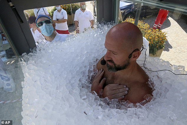 FOTO/ Austriaku thyen rekordin botëror, qendron në akull dy orë e 57 sekonda