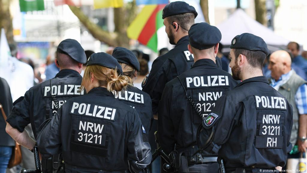 Shpërndanë fotot e Hitlerit, pezullohen 29 oficerë policie në Gjermani