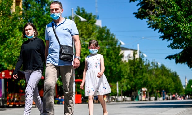 The Guardian: Një e treta e shqiptarëve të Kosovës besojnë se Covid-19 nuk është i vërtetë