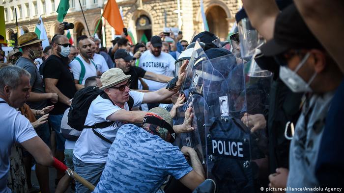 Trazira në Bullgari, protestuesit anti-qeveritarë përleshen me policinë