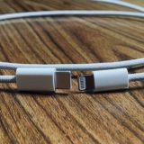 Apple zgjidh më në fund problemin e kabujve te karikimit