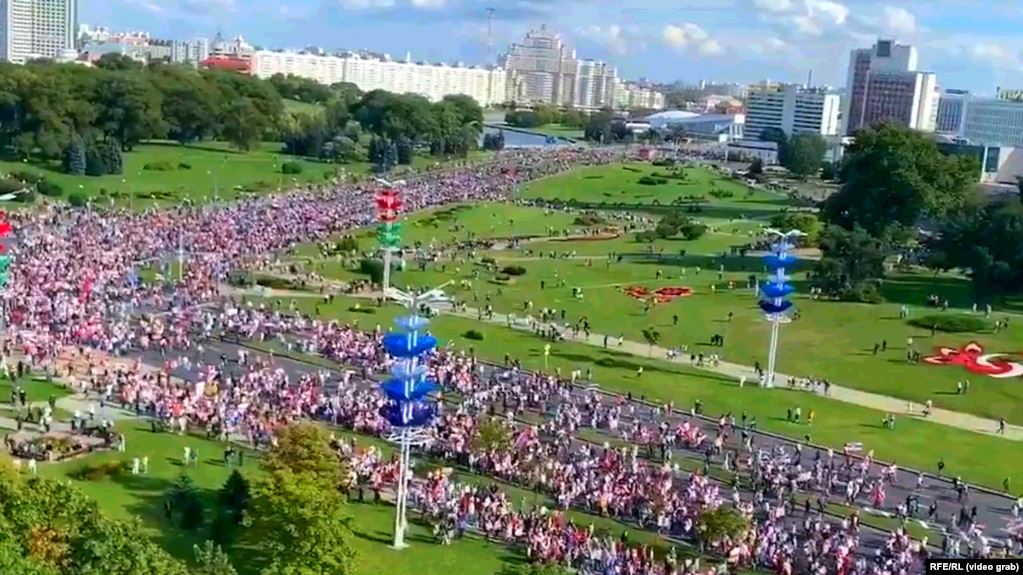 Pavarësisht kërcënimeve dhe arrestimeve, mijëra bjellorusë protestojnë në Minsk