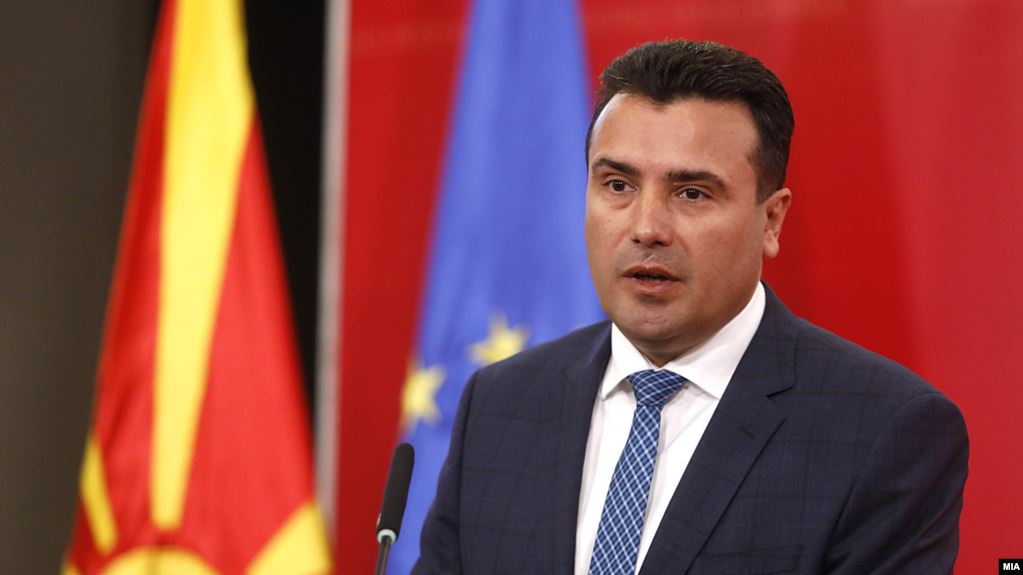 Kryeministri i Maqedonisë së Veriut Zoran Zaev pa kaskë në motoçikletë, gjobitet me 50 euro