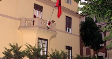 Punonjësi me Covid-19, ambasada shqiptare në Athinë thirrje qytetarëve: Prisni një njoftim të dytë