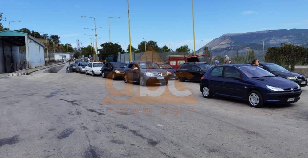 Long queue in Kakavija, greeks require albanians to do a second test for Covid-19