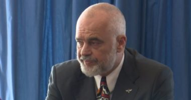 Rama meets immigrants in Athens: Demands the abolition of the law of war