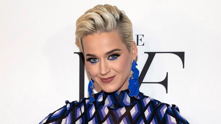 Katy Perry shfaqet për herë të parë në publik, tërheq vëmendjen me fizikun pas lindjes