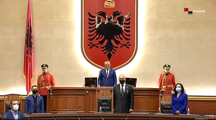 Kuvendi nis me himnin e flamurit kombëtar! Deputetët të gjithë në këmbë