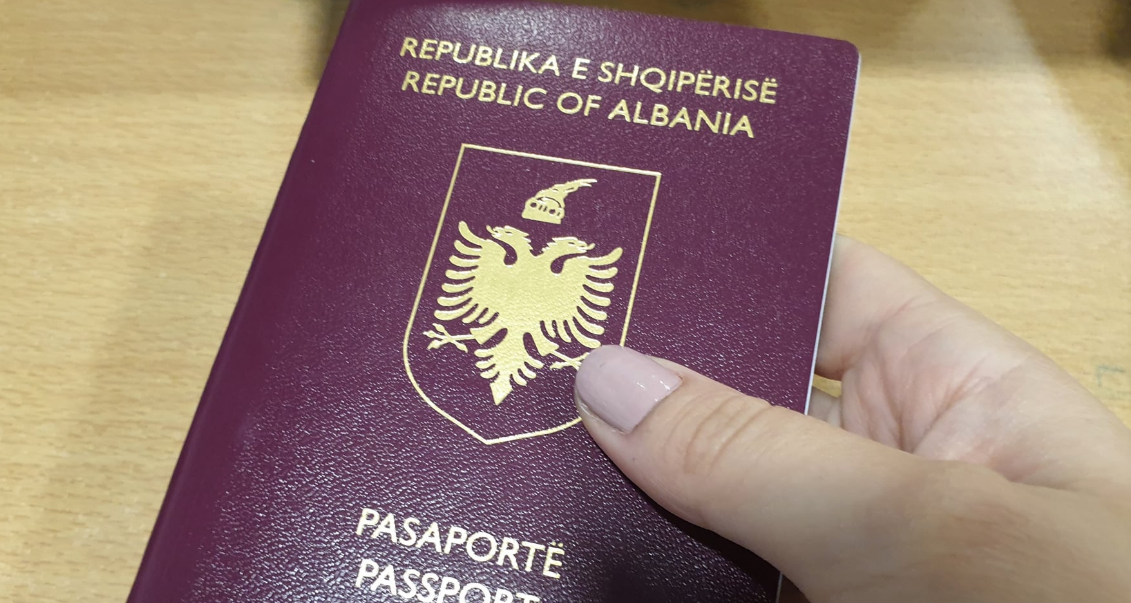 Tërheqja e pasaportave biometrike përmes postës, ambasada jonë në Greqi del me njoftim
