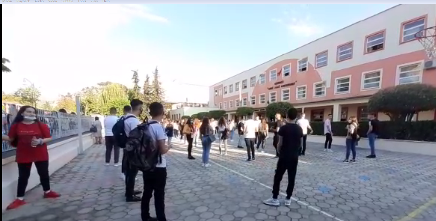Nxënësit në Berat ruajnë distancën e sigurisë, “gatitu” në shenjat e përcaktuara nga Shëndetësia