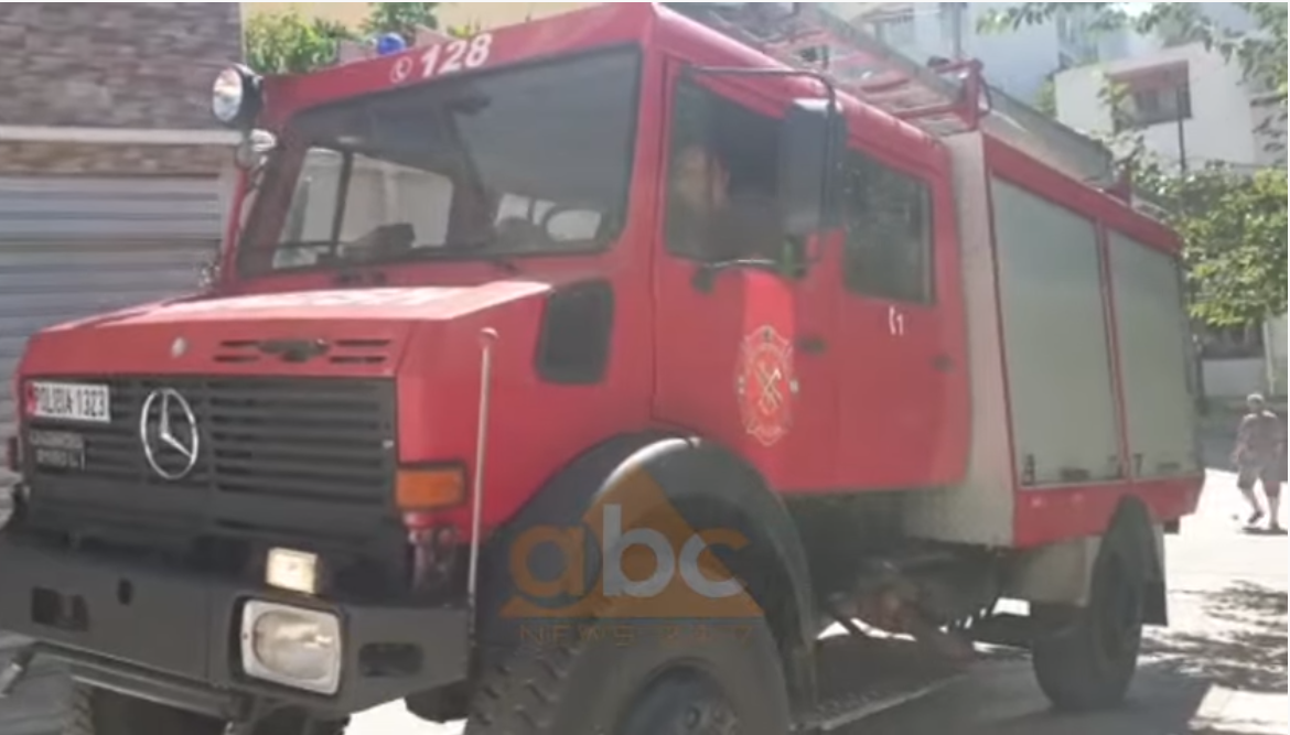 Fëmija bllokohet në katin e pestë të pallatit në Gjirokastër, shpëtohet pas ndërhyrjes së policisë