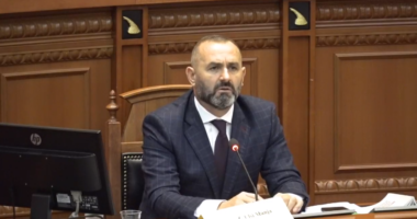 Ulsi Manja i tërheq vërejtje Alban Zenelit: Nuk bëhesh deputet me të bërtitur, të duhen vota