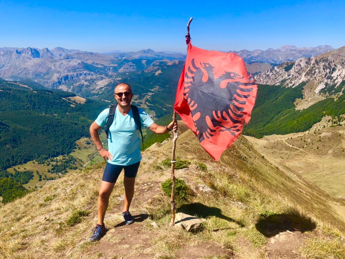 Ambasadori i BE-së “arratiset” në veri dhe ngre flamurin kuqezi në alpe: Për të mos u humbur