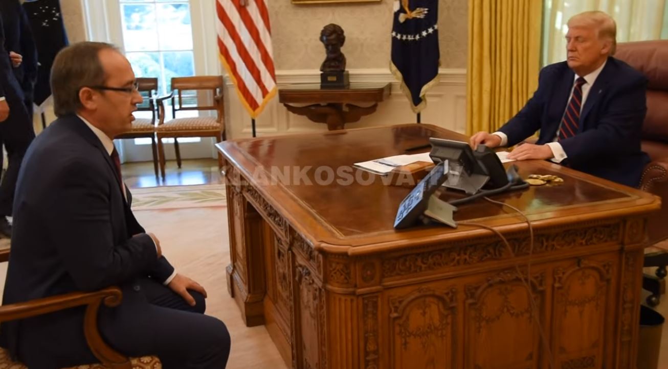 VIDEO për të mos u humbur! Hoti i ndrojtur, Trump komandon (Pamjet çfarë s’u pa brenda Shtëpisë së Bardhë)