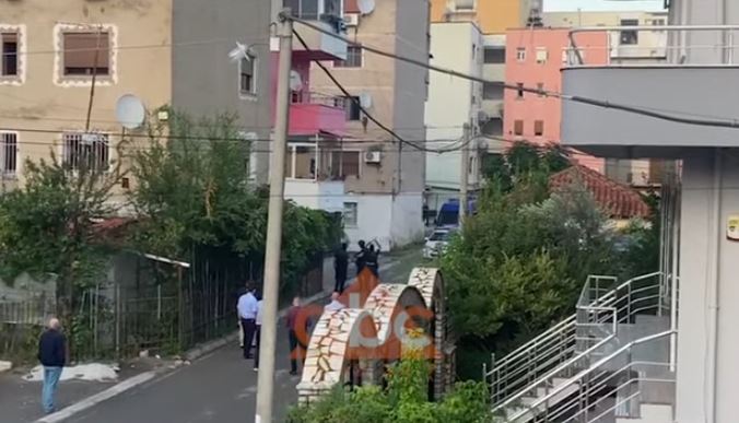 Nën terror prej disa orësh, lagja “11 Nëntori” në Elbasan i rikthehet normalitetit